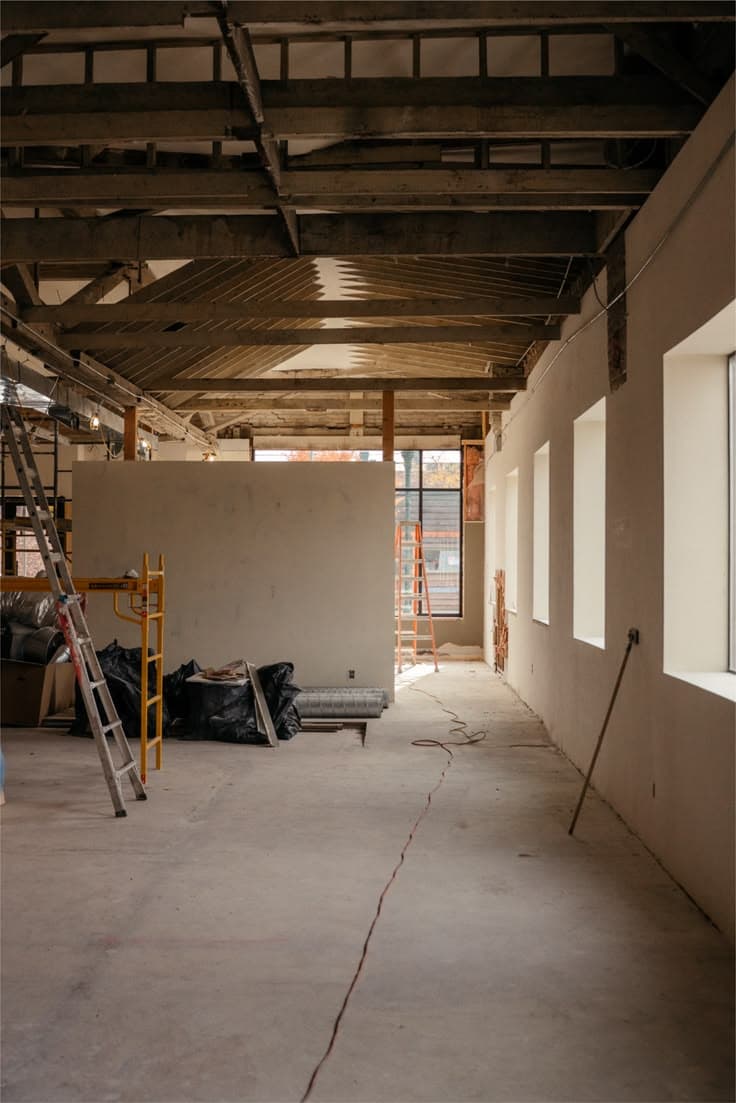 Área interior de obra con estructura expuesta durante la remodelación