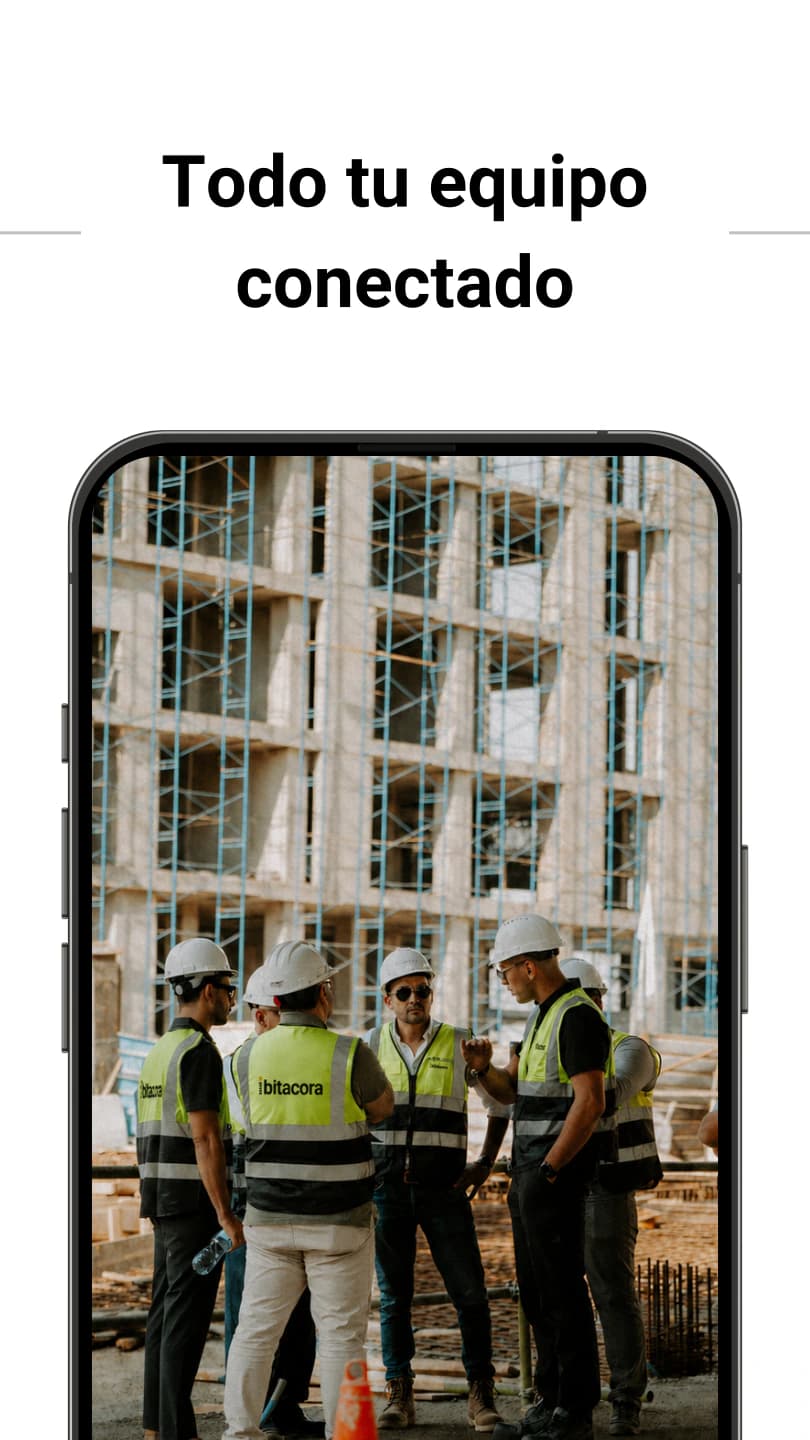 Equipo de construcción coordinándose durante el trabajo en campo