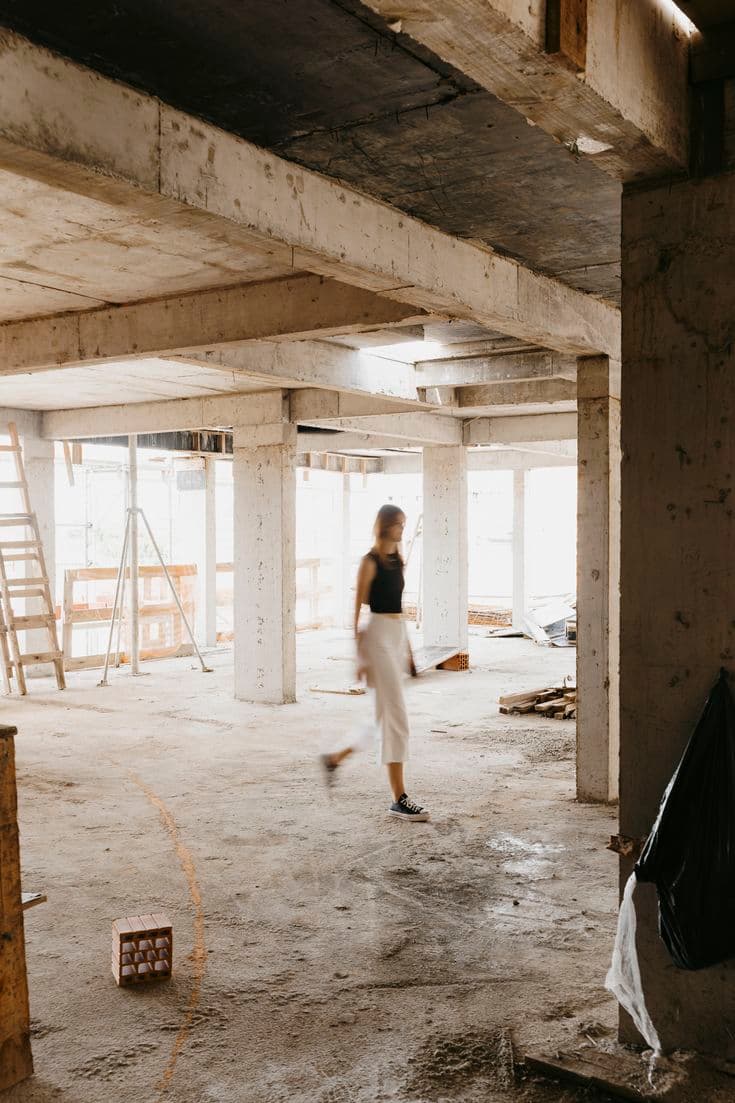 Persona recorre el interior de una obra en remodelación
