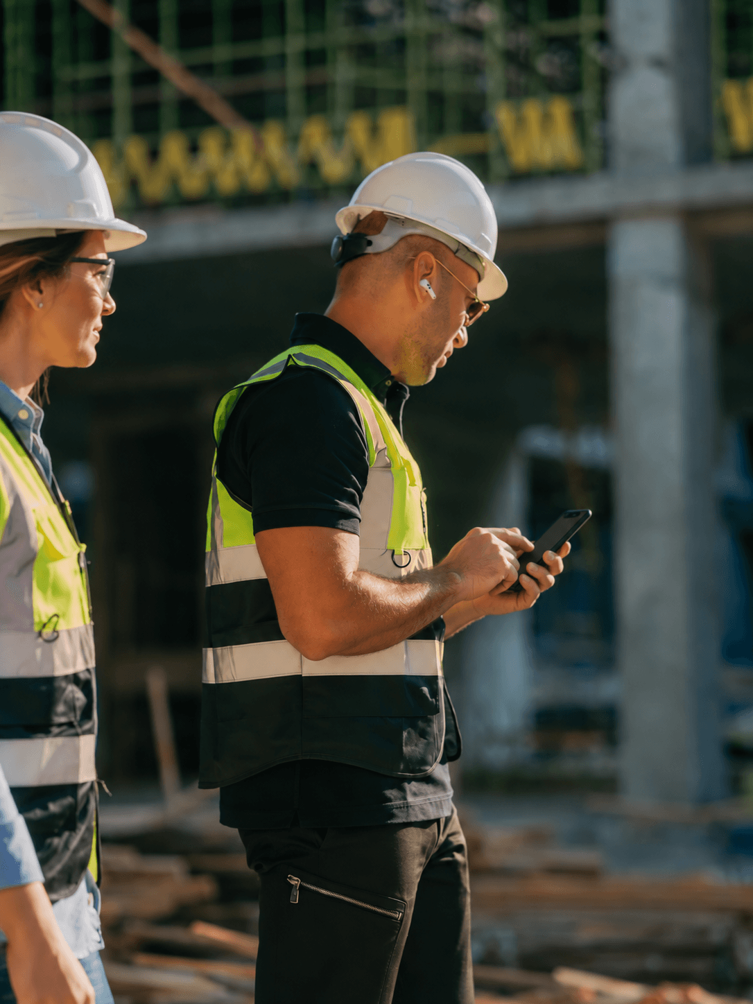 Supervisores registrando avances en una bitácora de obra desde el celular
